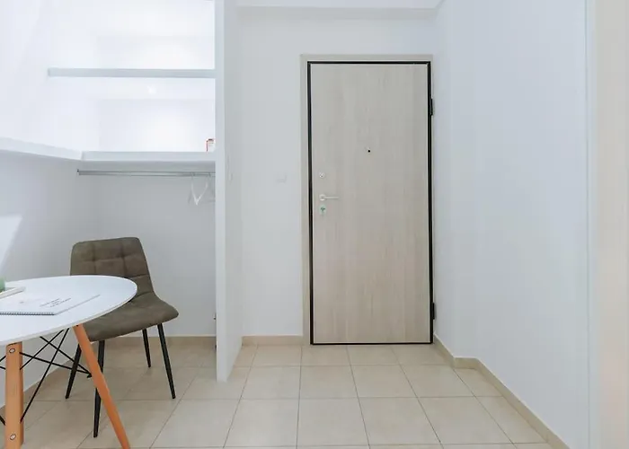 Serene Ground Floor Apartment In Gkyzi