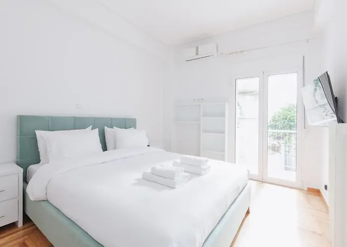Serene Ground Floor Apartment In Gkyzi